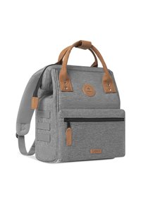 Grijze stoffen rugzak met bruine leren handvatten en accenten. Beschikt over een voorzak met rits, een logo patch en zijkleppen voor bevestiging.