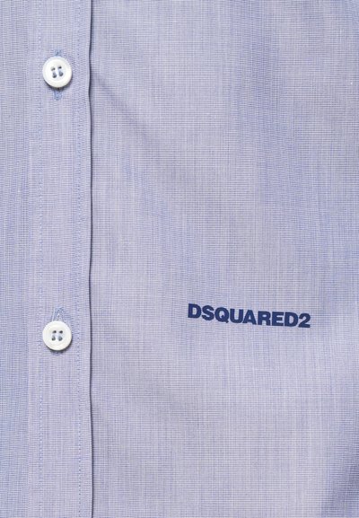 Helles blaues Hemd mit weißen Knöpfen und dem dunkelblau gestickten DSQUARED2-Logo auf der Brust in der Nähe der Knopfleiste.