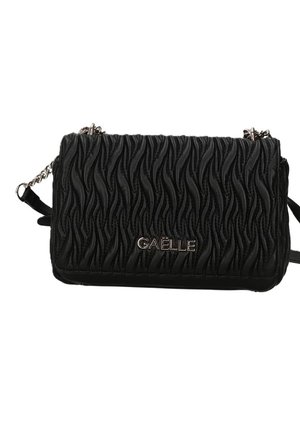 Borsa a spalla nera con texture e motivo ondulato, tracolla in catena argentata e logo metallici "GAËLLE" sul fronte.