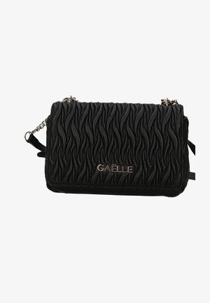 Borsa a spalla nera con texture e motivo ondulato, tracolla in catena argentata e logo metallici "GAËLLE" sul fronte.