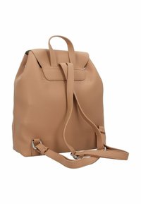Sac à dos en cuir tan avec une surface texturée, des bretelles réglables et une poignée supérieure. Il possède une fermeture à rabat et des accents en métal argenté.