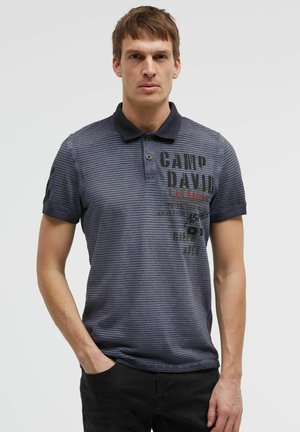Camp David, CAMP DAVID POLO MIT STREIFENSTRUKTUR UND LABEL PRINTS - Polo shirt - blue grey