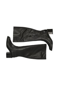 Svarta stövlar över knäna i mjukt läder med fyrkantig klack. Har en sidogömma och horisontell söm längs skaftet.