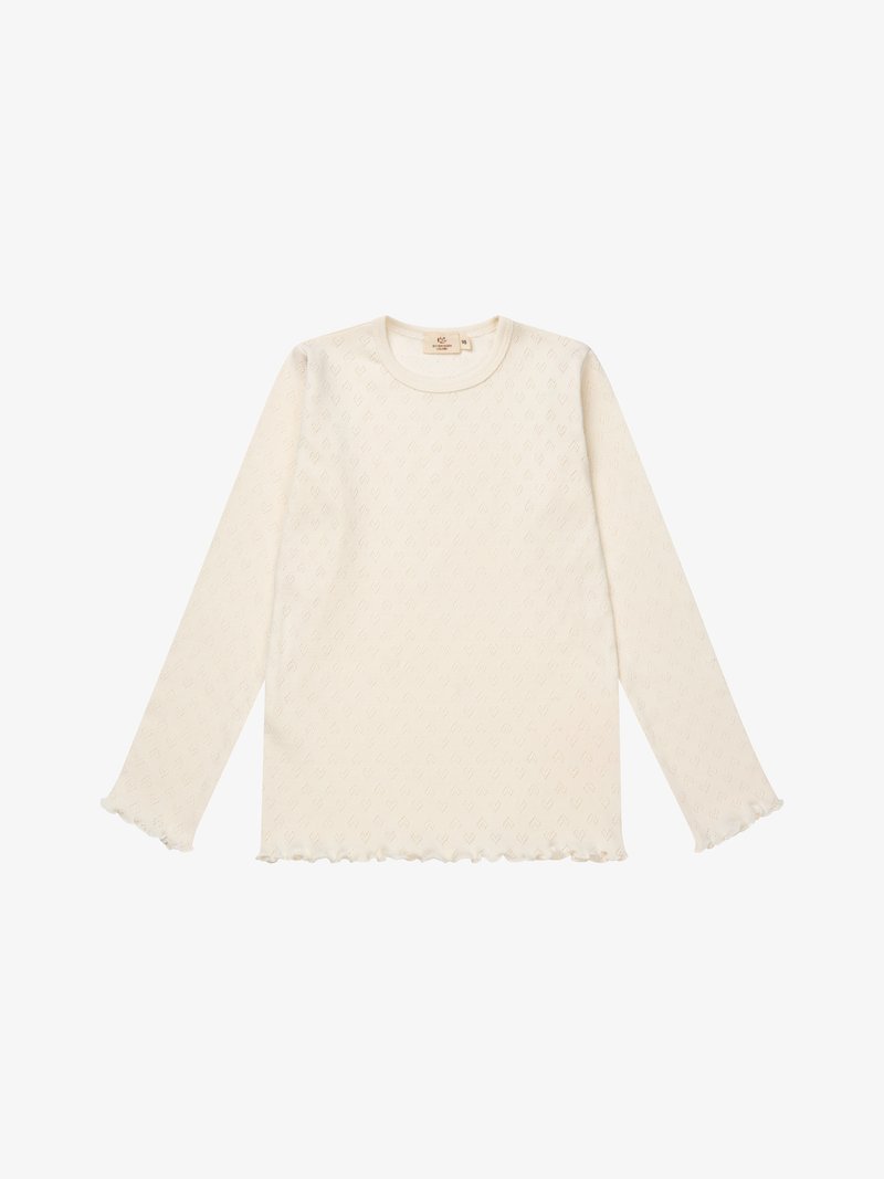 Bluză tricotată cu mânecă lungă, de culoare crem, cu un model texturat subtil, decolteu rotund și margini tivite cu volane la mâneci și tiv.