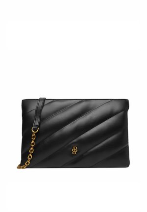 Schwarze gesteppte Leder-Clutch mit goldenem Kettenriemen und kleinem goldenem Logo in der Mitte vorne vor einfarbig weißem Hintergrund.
