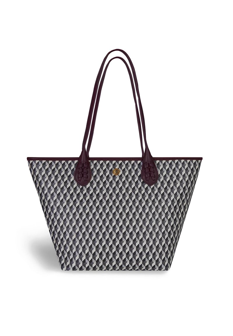 Tote bag met een geometrisch patroon in grijs, zwart en wit. Heeft kastanjebruine handvatten en accenten; gemaakt van duurzaam materiaal.