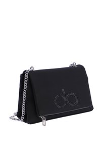 Bolso de mano sintético negro con exterior texturizado, correa de cadena y un bolsillo frontal con cremallera que presenta un detalle de logotipo perforado.