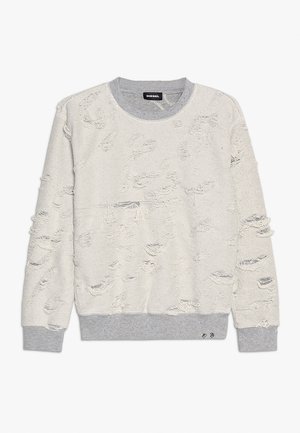 Lysebeige langærmet sweater med slidte huller, grå ribbet krave, manchetter og kant samt et Diesel-mærke indeni kraven.
