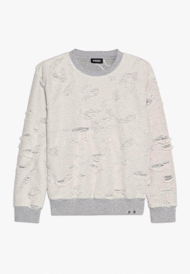 Pull beige clair à manches longues avec des trous usés, col, poignets et ourlet côtelés gris, et une étiquette de la marque Diesel à l'intérieur du col.