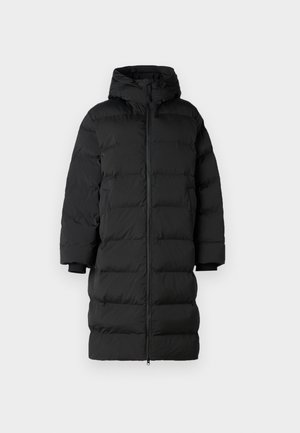 Musternatukate musta puffer jope, kapuutsiga, pikk ja sirge lõikega, horisontaalselt tikitud osadega ja elastsete mansettidega. Ees on lukuga sulgemine.