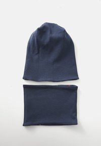 Mørkeblå strikket beanie og matchende halsvarmer. Begge genstande har en tekstureret overflade og er lavet af blødt, strækbart stof.