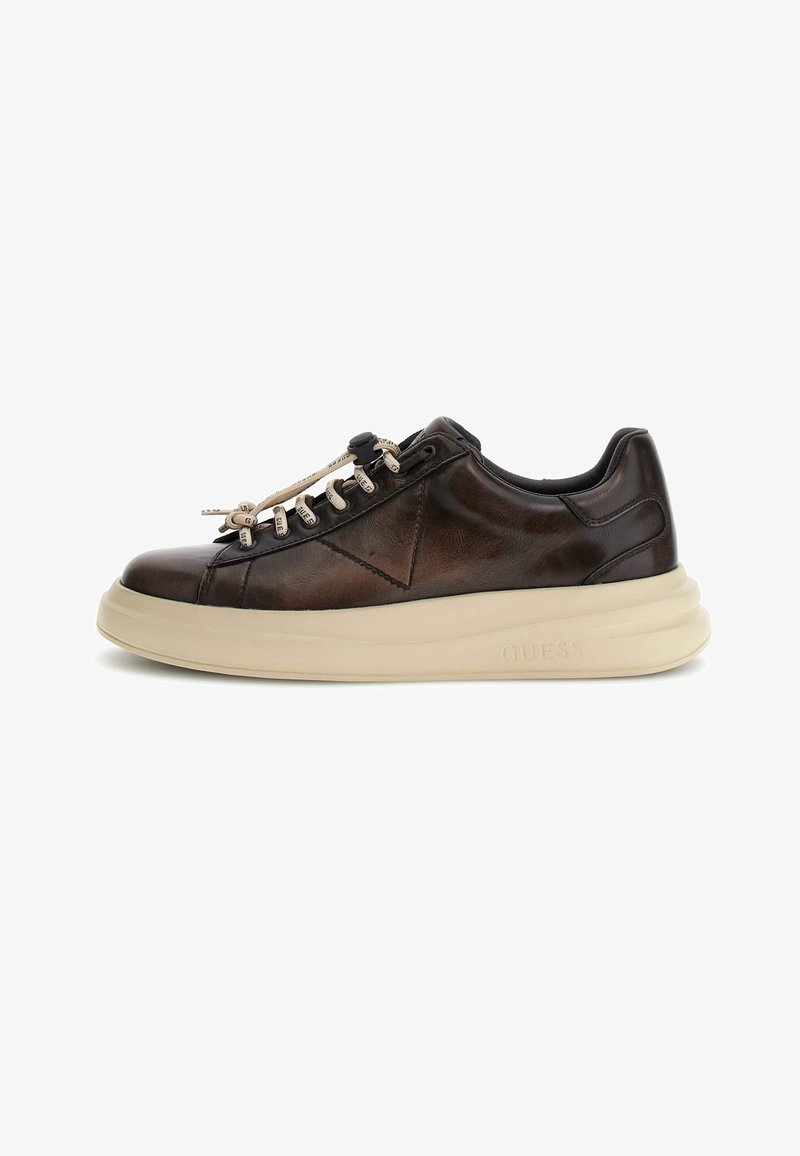 Baskets en cuir marron foncé avec semelle épaisse beige et lacets beiges fixés avec un verrou noir, embossé sur le côté avec le nom de la marque.