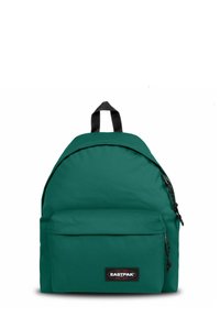 Mochila de tela verde con forma redondeada, que presenta un bolsillo con cremallera en la parte frontal y un parche de logo negro. Incluye un asa en la parte superior y correas clásicas.
