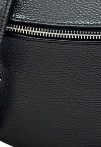 Zwarte gestructureerde handtas van textuurleer, met een zilveren rits over de bovenkant voor sluiting en toegankelijkheid.