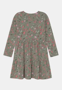 Zelené dlouhé rukávové šaty se sbíraným pasem a vrstevnatou sukní, zdobené růžovými a červenými květinovými a listovými vzory.