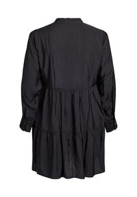 Must mustrida pikkade varrukatega kleit voolava kangaga, millel on kihiline disain, kinnitatud mansetid ja volangkaelus.