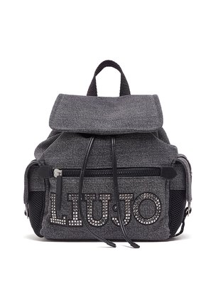 Zaino piccolo in tessuto grigio scuro con tasca frontale con cerniera, tasche laterali, chiusura con cordoncino e logo "LIU JO" decorativo sulla parte anteriore.