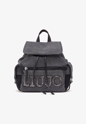 Zaino piccolo in tessuto grigio scuro con tasca frontale con cerniera, tasche laterali, chiusura con cordoncino e logo "LIU JO" decorativo sulla parte anteriore.