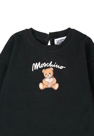 Zwarte sweatshirt met een ronde halslijn, lange mouwen en een centrale bedrukking van een beer die een hart vasthoudt.