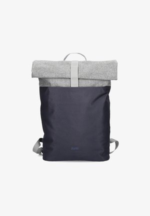 Mochila de tipo roll-top hecha de tela gris en la parte superior y material navy oscuro en la parte inferior. Presenta correas grises y un asa en la parte superior.