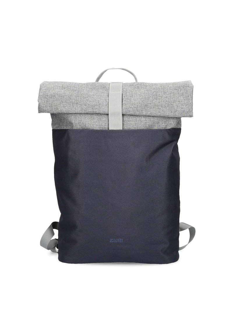 Zaino roll-top realizzato in tessuto grigio nella parte superiore e materiale blu scuro nella parte inferiore. Caratterizzato da spallacci grigi e un manico superiore.