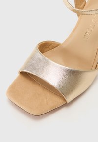 Marco Tozzi Sandales classiques / Spartiates - gold