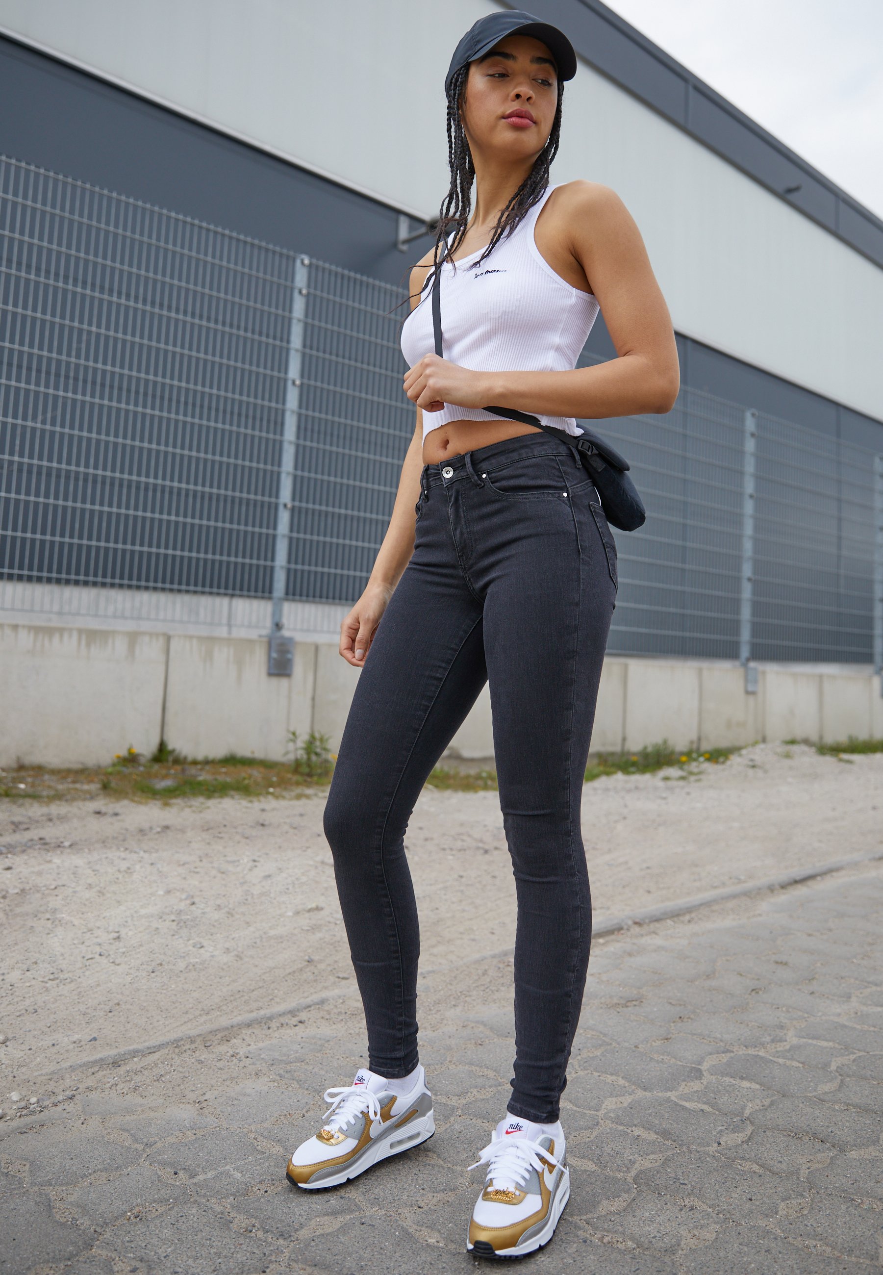 Nike Sportswear Air Max 90 Se Trainers White Metallic Gold Metallic Silver Black Habanero Red White Zalando De