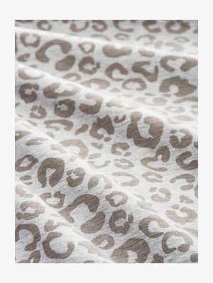 Lähedane vaade pehmele kangale, millel on heledashall ja beež leopardimuster ning õrnad voldid.