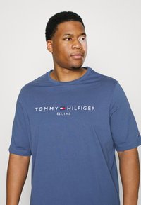 Tommy Hilfiger LOGO TEE - T-shirt estampada - faded indigo