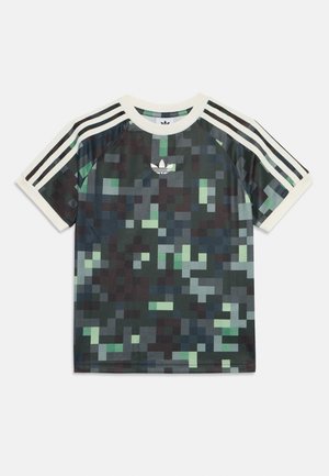 Adidas sportstrøje med korte ærmer i pixeleret grønt og sort camouflagemønster og hvide striber på skuldre og ærmer.