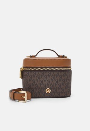 Compacte bruine Michael Kors monogram tas met tan leren bovenkant, gouden rits, rond logo en afneembare tan leren riem met gesp.