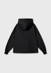 Schwarzer Kapuzenpullover mit lockerem Schnitt, aus weichem Stoff, mit großer Kapuze auf der Rückseite und langen Ärmeln. Keine sichtbaren Logos oder Muster.