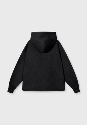 Sweatshirt à capuche noir avec une coupe décontractée, fabriqué en tissu doux, doté d'une grande capuche à l'arrière et de manches longues. Aucun logo ou motif visible.