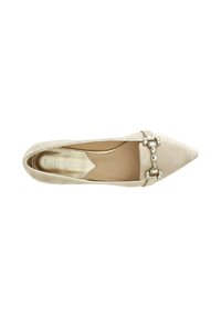 Beige Ballerinas mit spitzem Zehenbereich und strukturiertem Wildleder-Finish, ausgestattet mit einem dekorativen Riemen mit klaren Edelsteinen am Spann. Glatte Innenauskleidung.