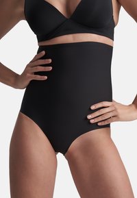 Slip modellante nero a vita alta realizzato in tessuto liscio ed elastico con vita e aperture per le gambe senza cuciture per comfort e vestibilità.