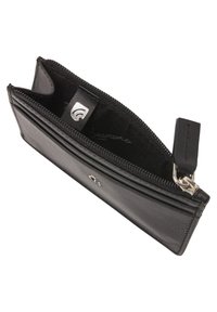Zwart leren portemonnee met ritssluiting, voorzien van een gladde textuur en een zilveren embleem aan de binnenkant. Compact ontwerp met een lus om te dragen.