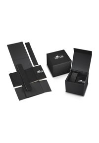 Ensemble d'emballages noirs comprenant une boîte carrée avec un couvercle et une pièce plate, arborant un design élégant et un logo bien visible.