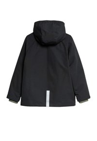 Czarna wodoodporna kurtka z kapturem, z odblaskowym paskiem z tyłu i zielonymi akcentami na mankietach. Gładka tekstura, minimalistyczny design.