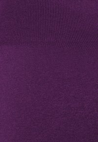 Lila gestrickter Stoff mit einer glatten Textur, der vertikale Rippungen aufweist. Das Design betont eine einfarbige Optik ohne zusätzliche Muster oder Verzierungen.