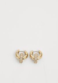 Boucles d'oreilles en or en forme de créole avec une bande texturée ornée de rhinestones et un design notable en griffes. Finition lisse et surface brillante.