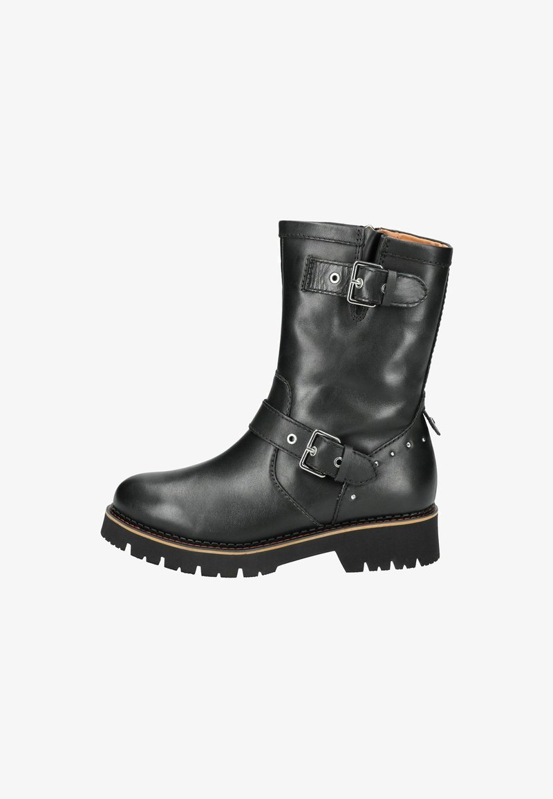 Bota de tobillo de cuero negro con un acabado suave, dos correas ajustables con hebillas de plata y una suela robusta para tracción.