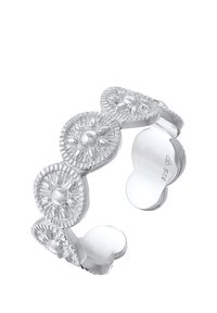 Sterling sølv ring med cirkulære blomster motiver, der har teksturerede design og glatte overflader. Bemærkelsesværdig for skiftende hævede elementer og en poleret finish.