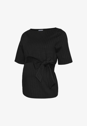 Juodas striped nėštumo marškinėliai su apvaliu kaklu ir trumpomis rankovėmis, su liemens juosta, leidžiančia reguliuoti tinkamumą, ir lygiu audinio tekstūra.