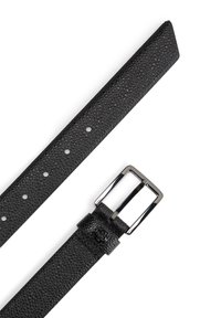 Schwarzer Ledergürtel mit strukturierter Oberfläche, ausgestattet mit einer silbernen Metallschnalle und verstellbaren Löchern. Der Gürtel hat ein kleines Logo in der Nähe der Schnalle.