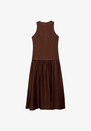Brązowa sukienka o dopasowanej, bezrękawnej górze i rozszerzanym dole. Wykonana z gładkiego materiału o subtelnym połysku. Widoczny zamek z tyłu.
