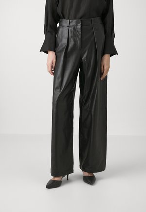 LORAINE - Pantalon en cuir - black