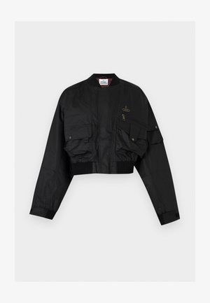 Veste bomber courte noire avec poches à rabat zippées et à boutons-pression, poignets et ceinture côtelés, et petit logo de créateur sur la poitrine.