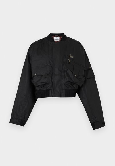 Μαύρο κοντό bomber μπουφάν με τσέπες με φερμουάρ και καπάκια με κουμπιά πατιλέτα, ριμπ μανσέτες και ζωνάρι και μικρό λογότυπο σχεδιαστή στο στήθος.