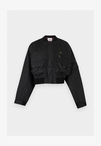 Μαύρο κοντό bomber μπουφάν με τσέπες με φερμουάρ και καπάκια με κουμπιά πατιλέτα, ριμπ μανσέτες και ζωνάρι και μικρό λογότυπο σχεδιαστή στο στήθος.