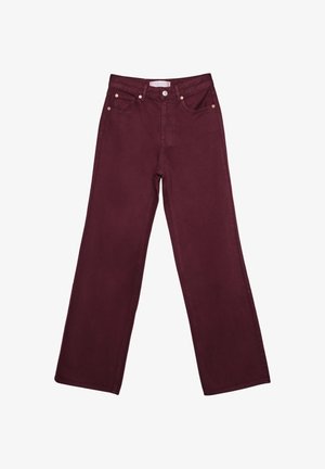 Jean taille haute bordeaux avec coupe droite, dotés de poches avant, d'une fermeture à bouton et d'accents en métal couleur cuivre.